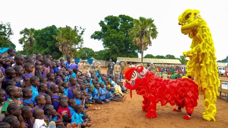 舞獅活動引發(fā)現(xiàn)場熱烈掌聲。謝坤攝
