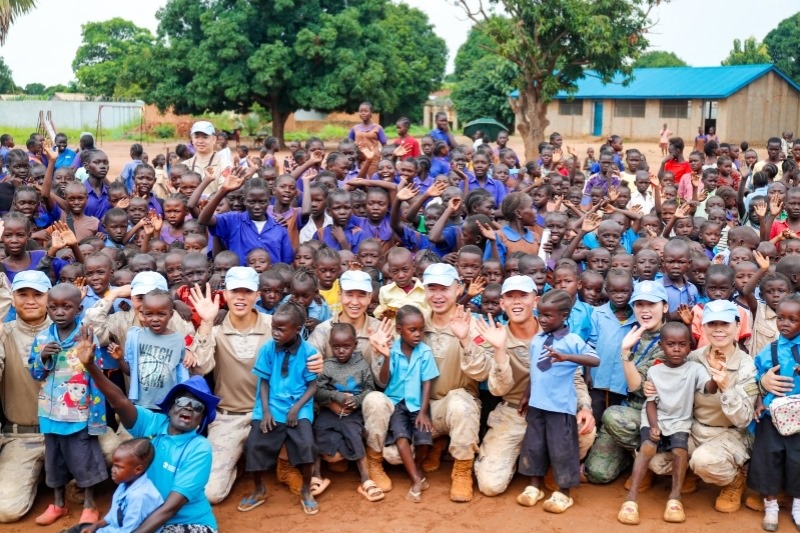 維和官兵與學(xué)生進行合影。殷亦豪攝