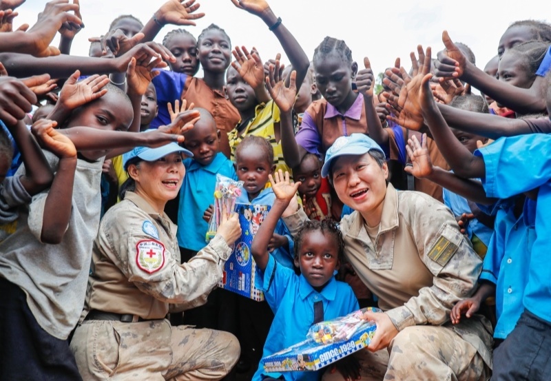 學(xué)生對中國官兵援助表達感謝。王皓宇攝