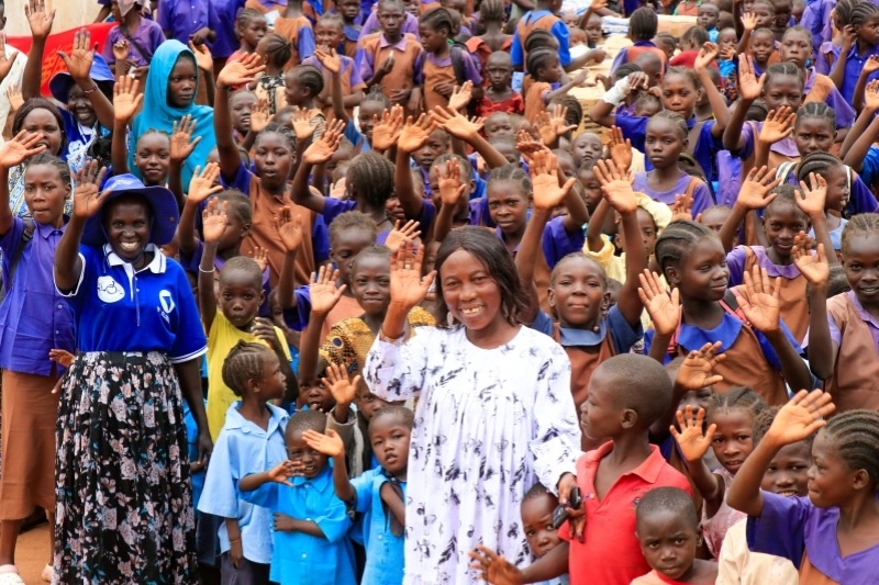 學(xué)校師生送別維和官兵。王軍杰攝