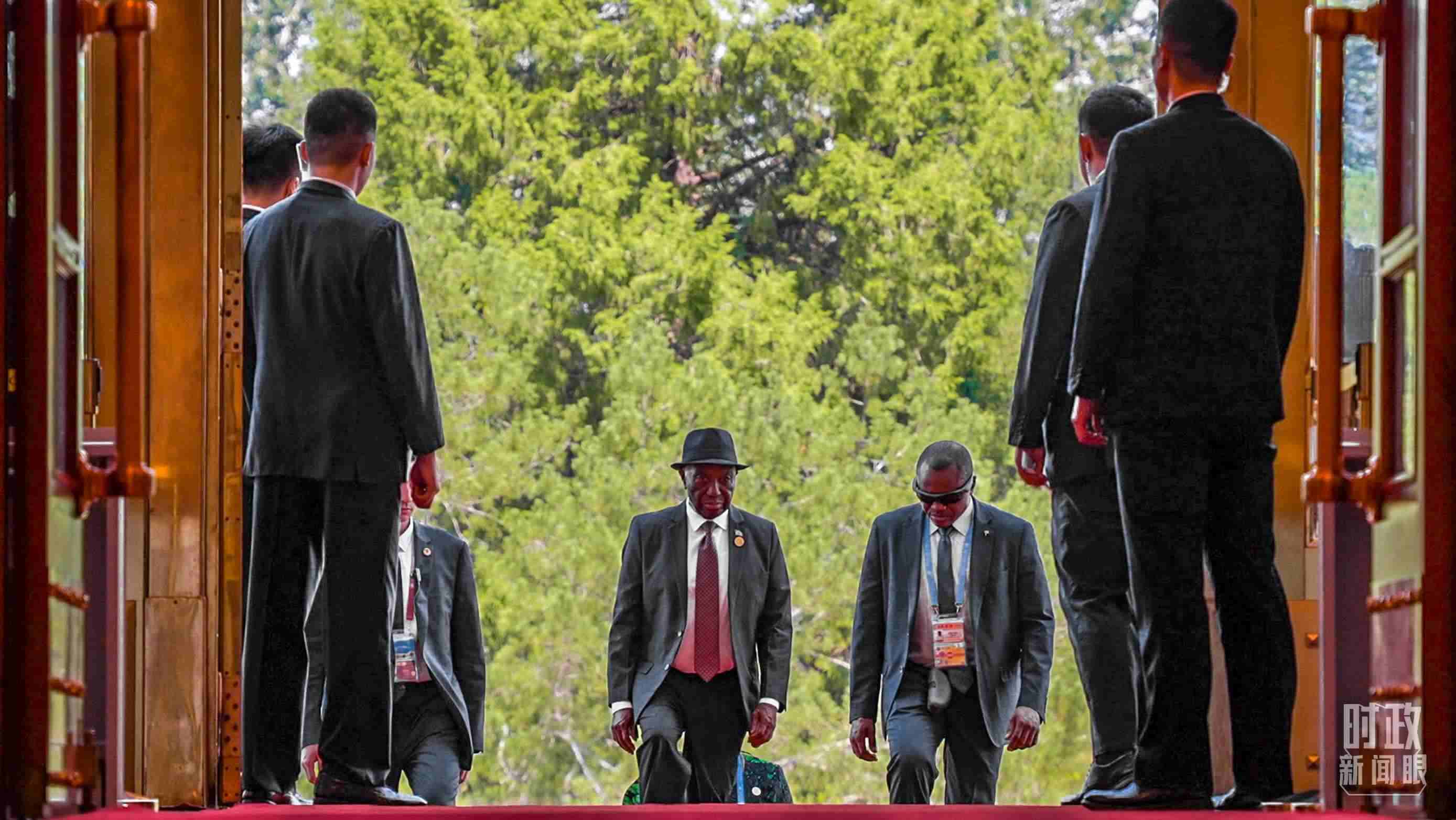 利比里亞總統(tǒng)博阿凱步入人民大會(huì)堂。（總臺(tái)央視記者蔣碩拍攝）