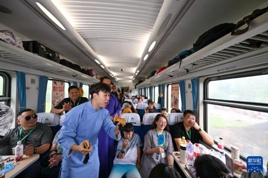 9月7日，相聲演員在S910列車上為旅客表演快板。