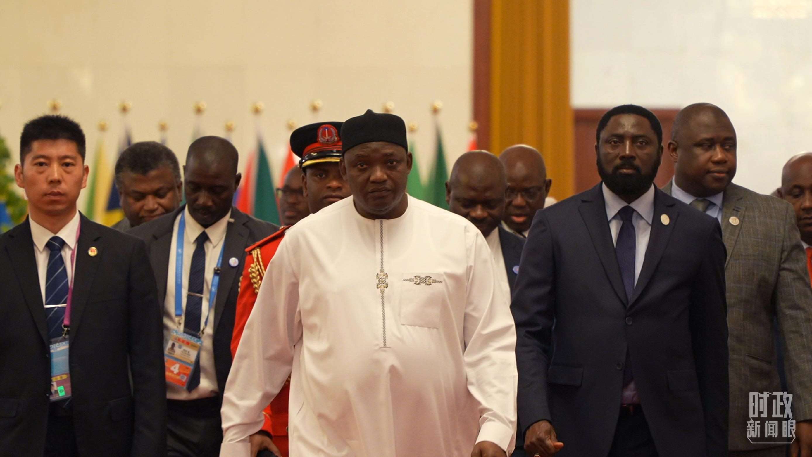 岡比亞總統(tǒng)巴羅走向會(huì)見廳。（總臺(tái)央視記者蔣碩拍攝）