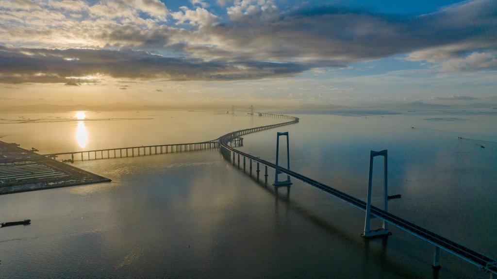 6月27日，沐浴在晨曦中的深中通道（無(wú)人機(jī)照片）。新華社記者毛思倩 攝