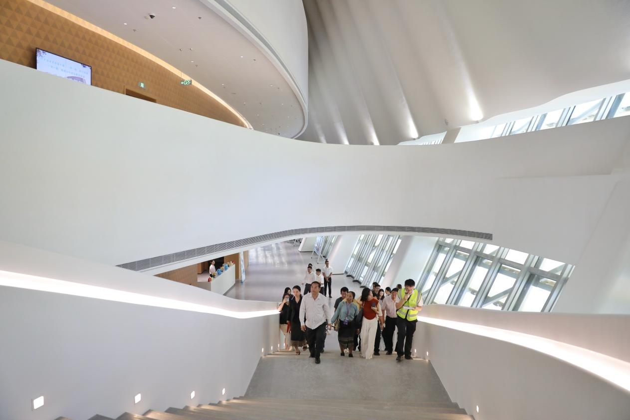 亞洲媒體考察團(tuán)正在上樓。《中國(guó)經(jīng)濟(jì)周刊》記者 肖翊攝