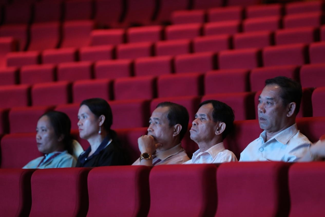 亞洲媒體考察團(tuán)在觀眾席就座?！吨袊?guó)經(jīng)濟(jì)周刊》記者 肖翊攝