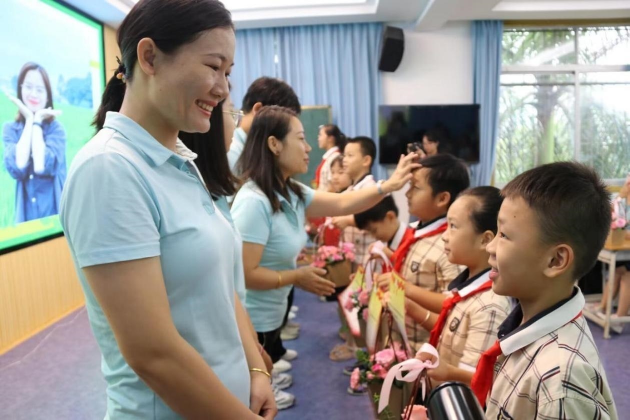 2023年教師節(jié)前，廣西南寧一所學(xué)校，學(xué)生向老師獻上鮮花、賀卡。