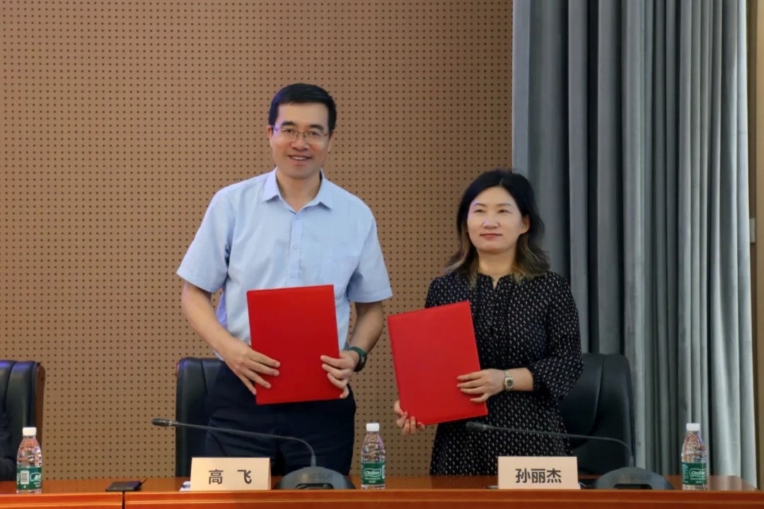 外交學院副院長高飛與中國國際科學技術(shù)合作協(xié)會執(zhí)行副會長兼秘書長孫麗杰簽署戰(zhàn)略合作備忘錄并啟動科技外交官搖籃計劃。主辦方供圖