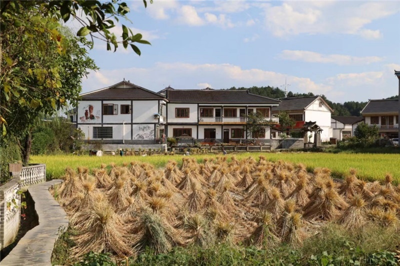 傳統(tǒng)的黔北村莊風(fēng)貌同現(xiàn)代民居元素相融合，人文風(fēng)光與生態(tài)自然風(fēng)景相結(jié)合，人與自然和諧共生。（俄羅斯《中國(guó)與俄羅斯》雜志社社長(zhǎng)奧列格·別列日內(nèi)赫攝）