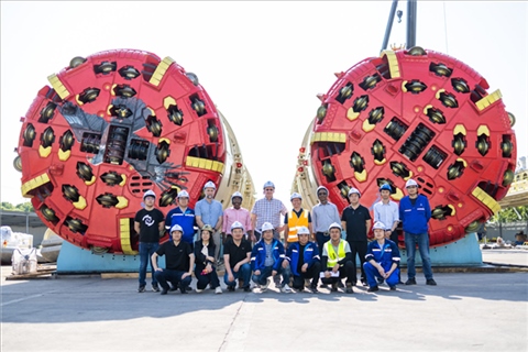 中外員工在盾構(gòu)機(jī)前合影。中國(guó)電建供圖