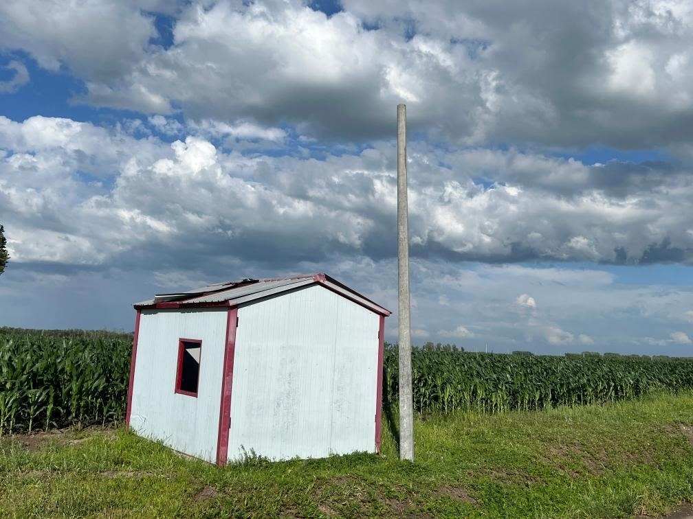 林甸縣一處保護(hù)水源井的鐵皮房出現(xiàn)破損，未見(jiàn)配套設(shè)備。新華社記者董寶森攝