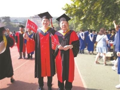 圖為李德仁（右）和學(xué)生肖雄武的合影。 肖雄武供圖