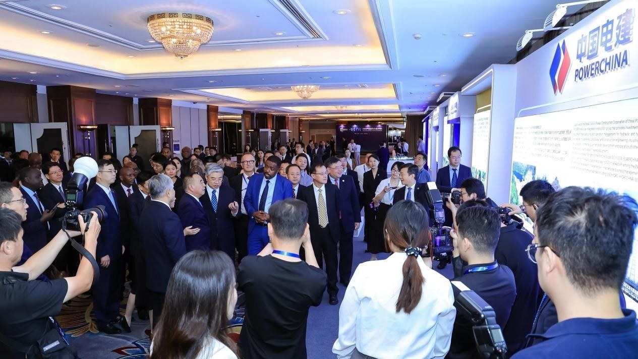 與會(huì)嘉賓參觀主題展覽。主辦方供圖