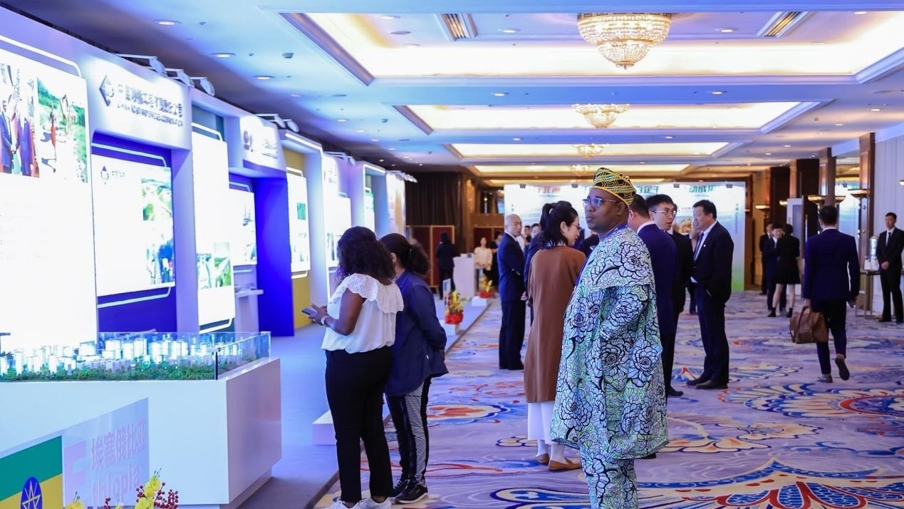 與會(huì)嘉賓參觀主題展覽。主辦方供圖