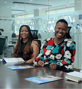 支隊成員在CGTN非洲總站與當?shù)赜浾呓涣?。穆瑞瑩攝