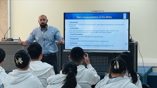 聯(lián)合國內(nèi)羅畢辦事處的工作人員為支隊成員講解可持續(xù)發(fā)展目標。林源攝