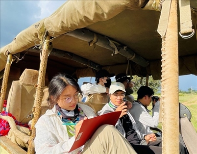 支隊成員開展長頸鹿監(jiān)測國際志愿工作。林源攝