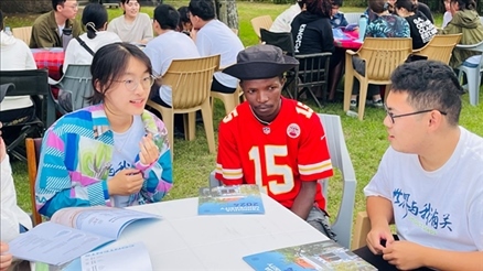 支隊成員在青年論壇上與世界各地的志愿者交流。 林源攝