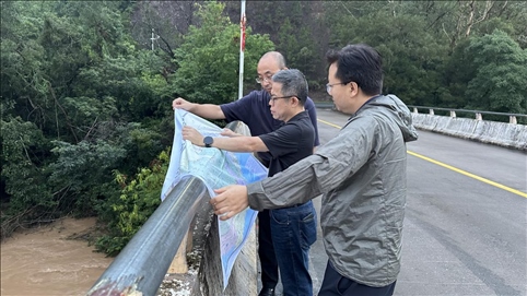 珠江委工作組在三河鎮(zhèn)三河大橋進行防洪工程調(diào)度工作。 水利部供圖