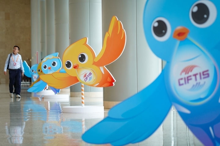 2024年9月11日在國(guó)家會(huì)議中心拍攝的服貿(mào)會(huì)吉祥物“福燕”形象。新華社記者 陳鐘昊 攝