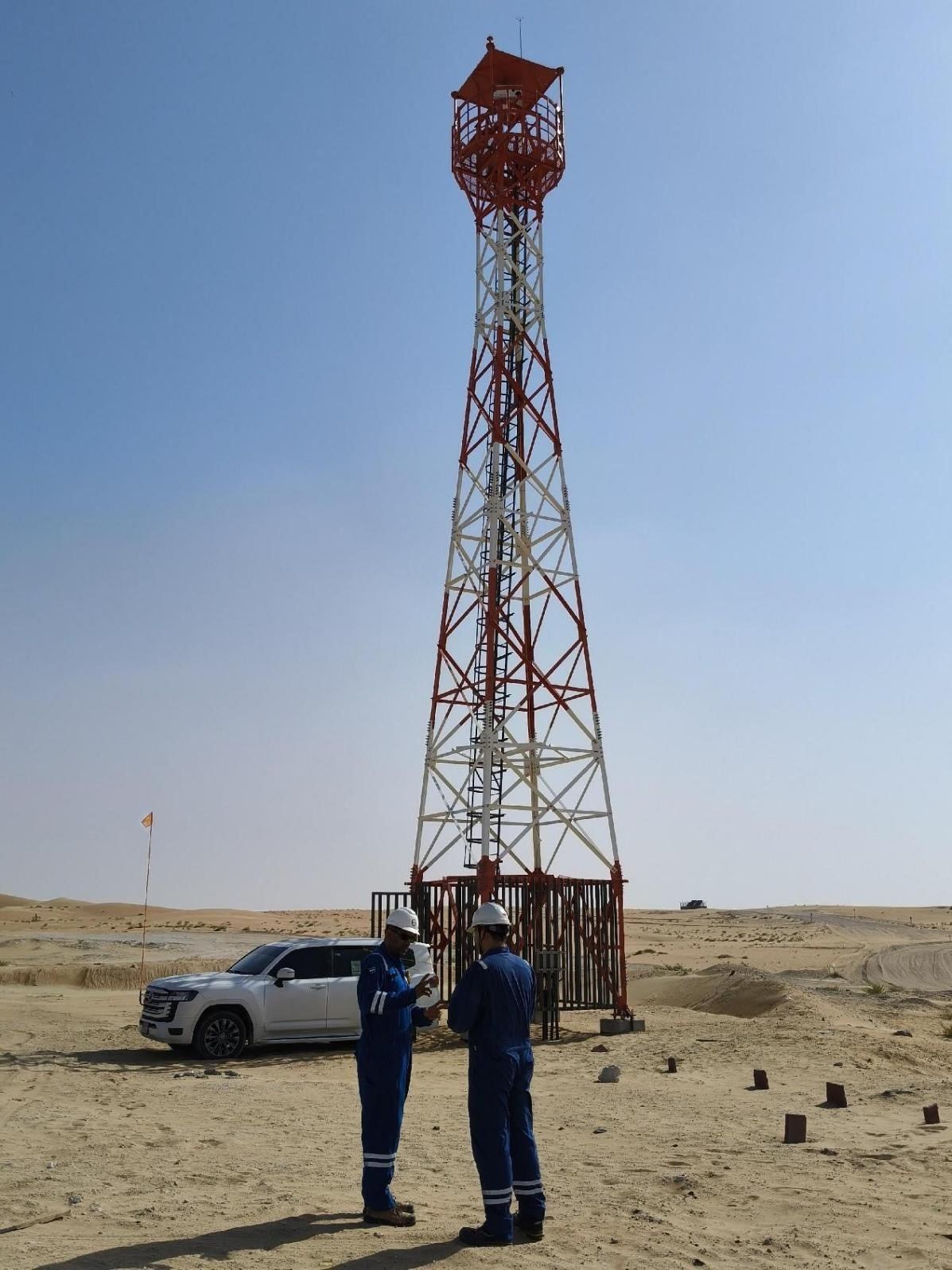 工作人員在調(diào)試紅外線氣體監(jiān)測及智能預(yù)警系統(tǒng)。振華石油供圖