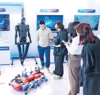 普陀區(qū)“中華武數(shù)”科創(chuàng)集市上，展位工作人員在向觀眾展示機(jī)器人。資料圖片