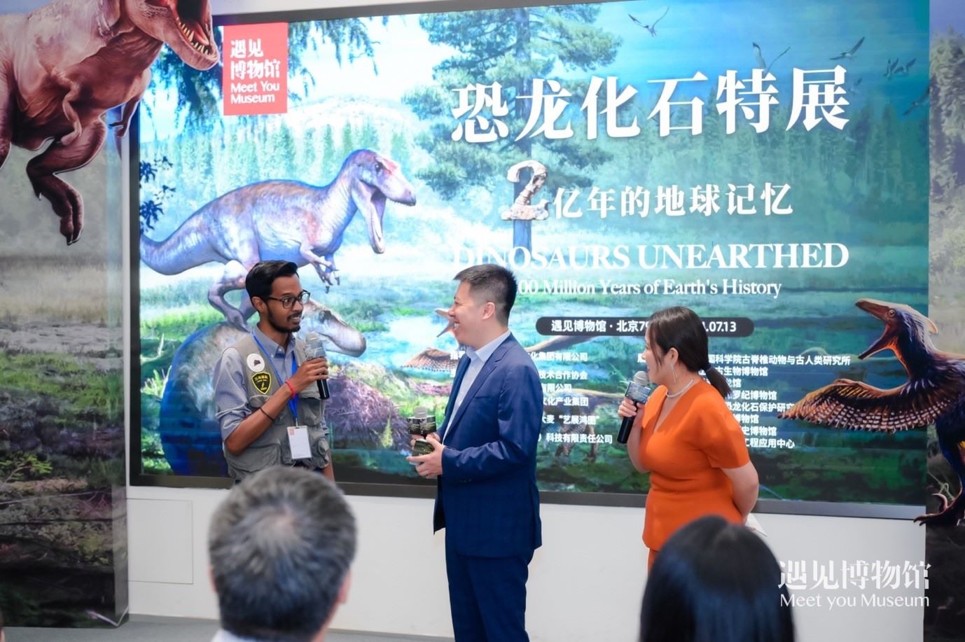 8. 中國科學(xué)院古脊椎動(dòng)物與人類研究所特別研究助理保羅·拉米向游客介紹“2億年的地球記憶——恐龍化石特展”。遇見博物館供圖