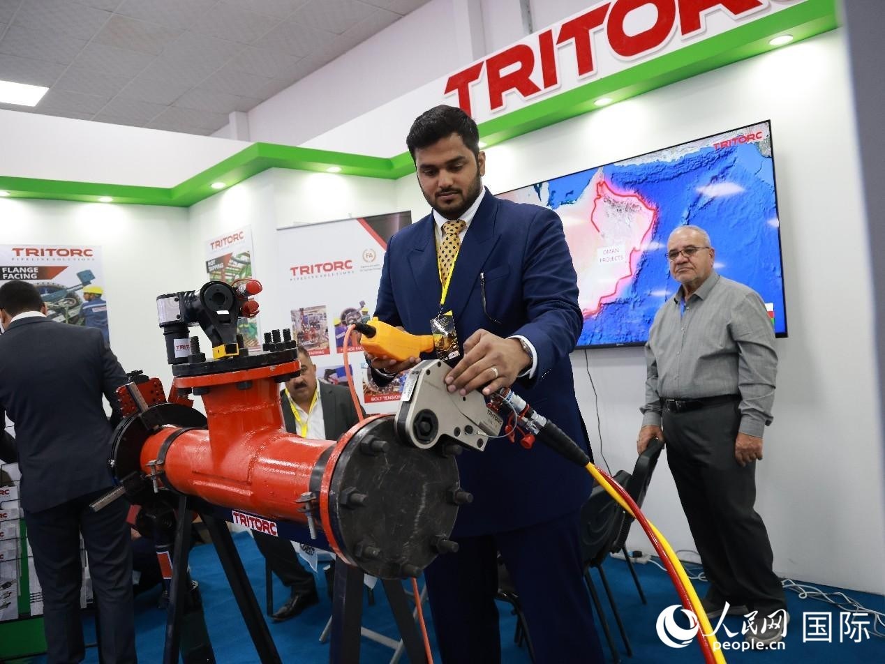 圖為一家油企工作人員在演示儀器操作。人民網(wǎng)記者管克江攝