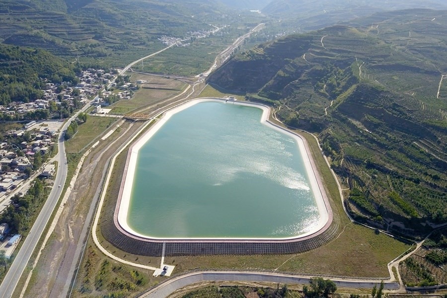 這是在天水市拍攝的已投用的天水城區(qū)引洮供水工程楊家灣調(diào)蓄水池（無(wú)人機(jī)照片）。新華社記者 范培珅 攝
