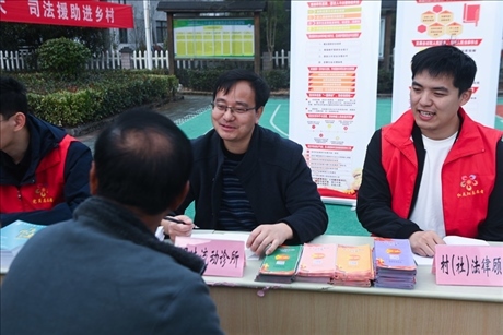 2022年11月9日，在杭州市臨安區(qū)太陽鎮(zhèn)上太陽村，臨安區(qū)太陽司法所所長方凱（右二）現(xiàn)場解答法律問題。 新華社記者 徐昱 攝