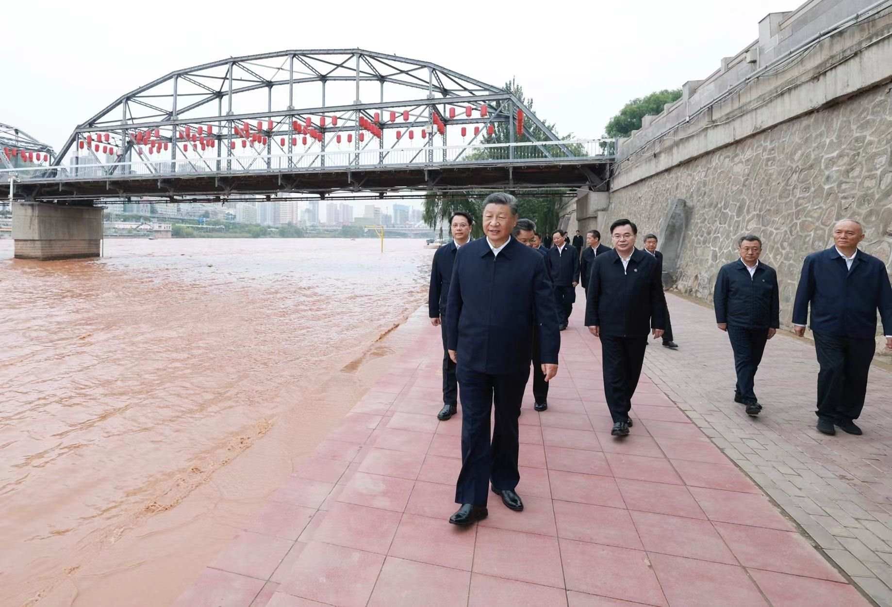 △9月11日下午，甘肅蘭州市黃河蘭州中山橋段，習(xí)近平總書記了解當(dāng)?shù)赝苿?dòng)黃河流域生態(tài)保護(hù)等情況。