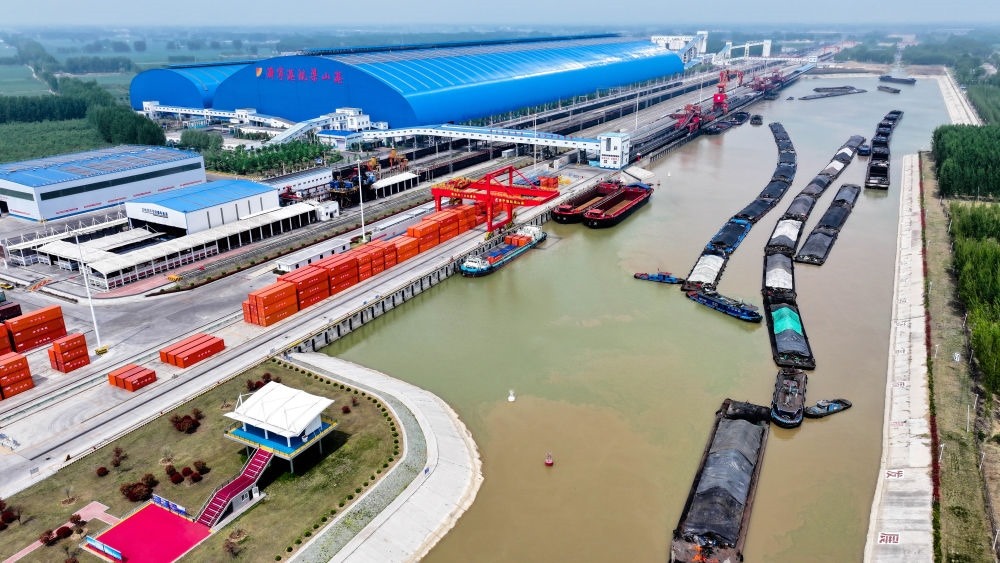 2024年4月24日，船舶行駛在山東濟(jì)寧港航梁山港航道上（無人機(jī)照片）。近年來，山東省加快構(gòu)建沿黃陸海大通道，有效促進(jìn)黃河流域各省區(qū)物流降本增效，實(shí)現(xiàn)更高水平對(duì)外開放。