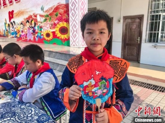 翠竹小學(xué)學(xué)生展示自己繪制的團(tuán)扇作品。蔣豐慧 攝