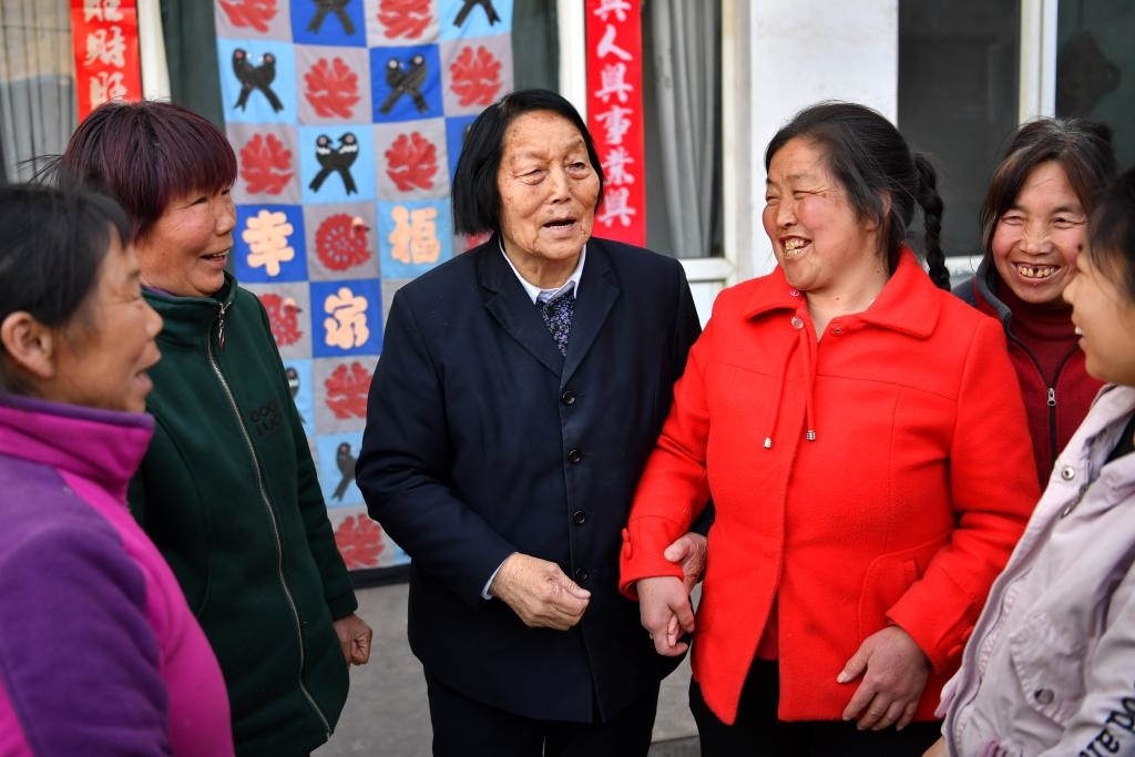 2019年3月23日，申紀(jì)蘭（左三）在山西省平順縣西溝村與村民分享全國(guó)兩會(huì)精神。新華社記者 曹陽(yáng) 攝