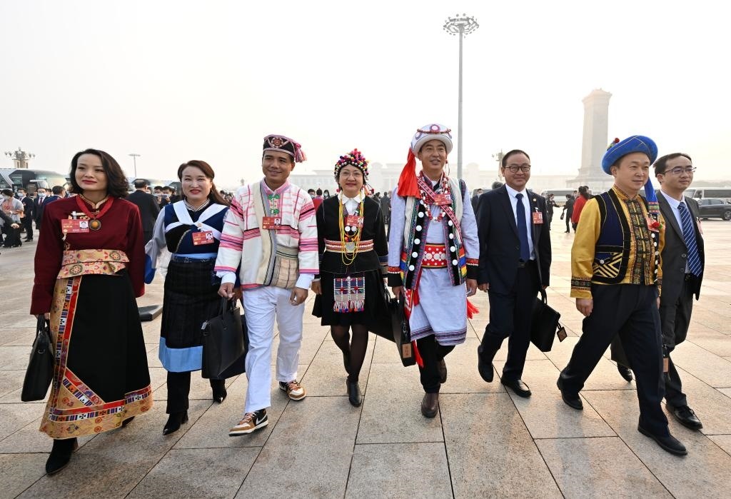 2023年3月5日，第十四屆全國(guó)人民代表大會(huì)第一次會(huì)議在北京人民大會(huì)堂開(kāi)幕。這是全國(guó)人大代表走向會(huì)場(chǎng)。新華社記者 陳益宸 攝