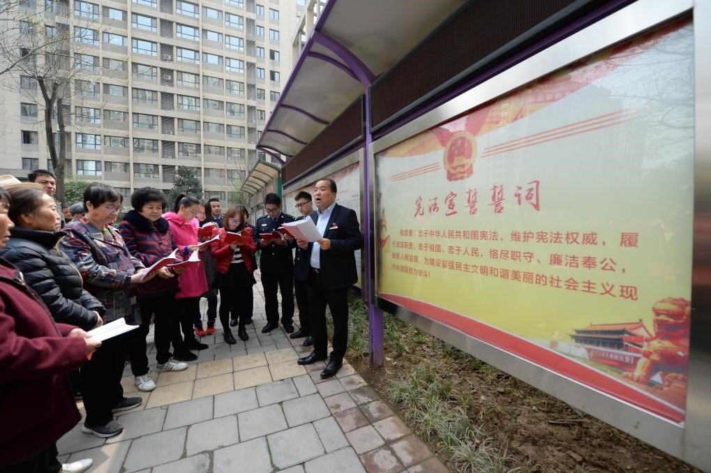2018年3月20日，陜西寶倫律師事務(wù)所專職律師白銀濤（右一）在西安華遠(yuǎn)君城社區(qū)宣傳憲法知識(shí)。新華社記者 李一博 攝