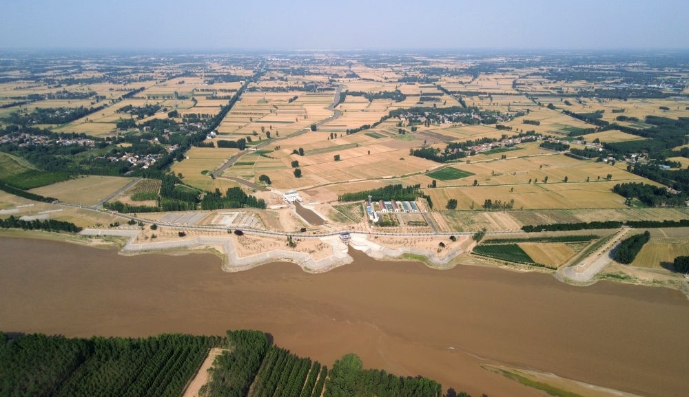 2024年6月19日，位于黃河高青段的馬扎子引黃閘開閘引水（無人機(jī)照片）。5月1日至6月18日，山東省累計(jì)啟用引黃閘63座，引黃河水量10.06億立方米，保障農(nóng)業(yè)灌溉需求。