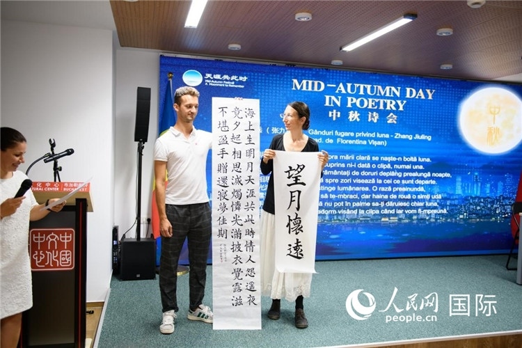 現(xiàn)場的羅馬尼亞書法愛好者書寫并展示作品。傅永山攝