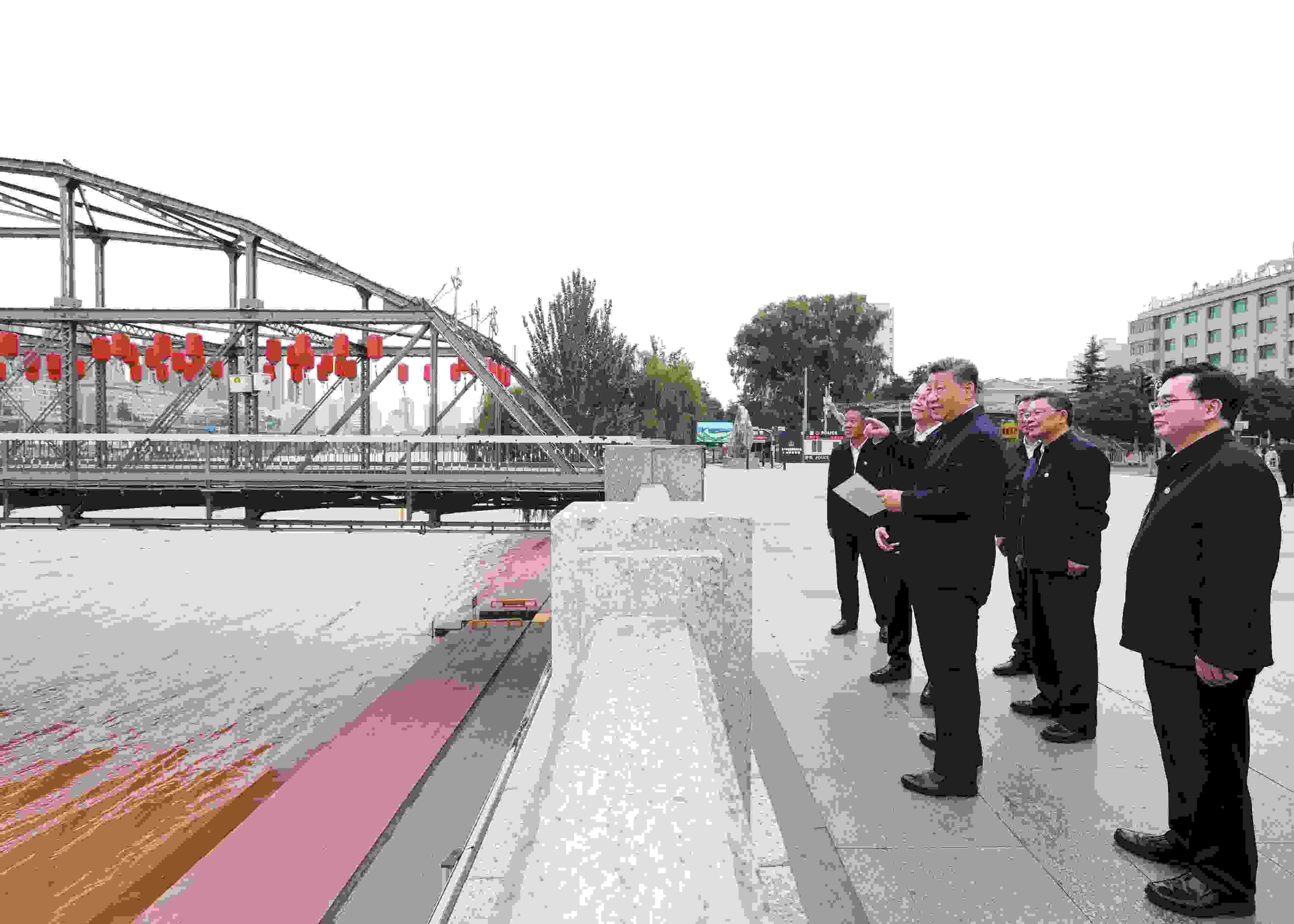 △ 2024年9月11日，習(xí)近平總書(shū)記來(lái)到甘肅省蘭州市黃河蘭州中山橋段，了解當(dāng)?shù)赝苿?dòng)黃河流域生態(tài)保護(hù)情況。