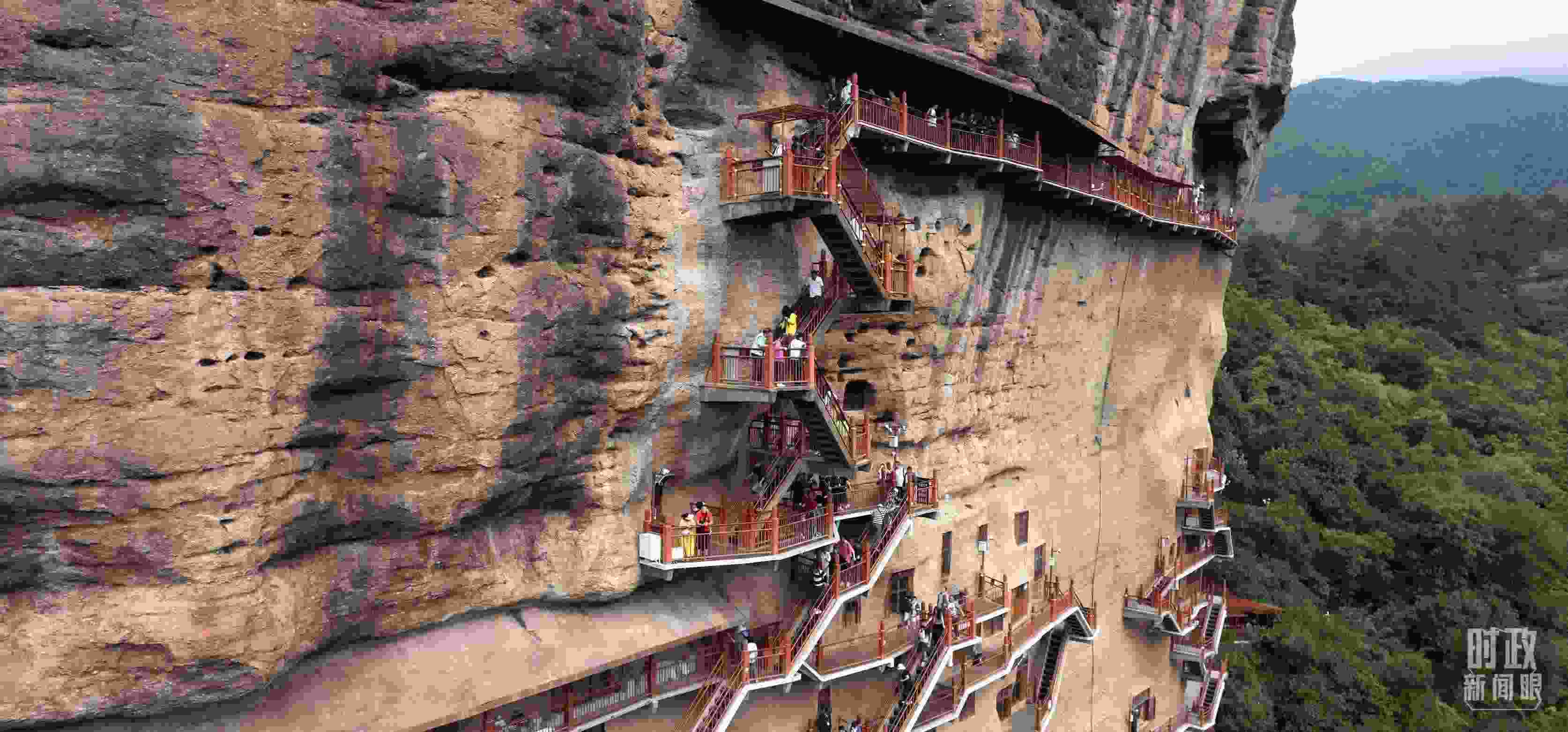 △麥積山石窟是國家5A級(jí)旅游景區(qū)，2024年上半年累計(jì)接待游客57萬人。（總臺(tái)國廣記者李晉拍攝）