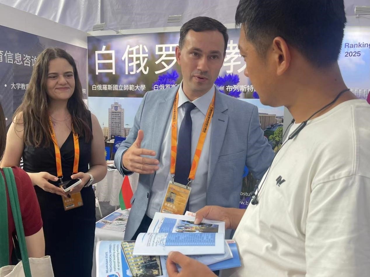 觀眾在展臺咨詢。人民網(wǎng)記者 何旭攝