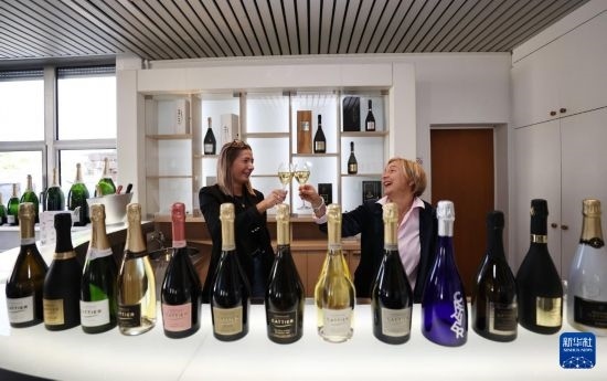 9月13日，在法國蘭斯附近的希尼萊羅斯，人們在佳醍亞總部享用香檳酒。新華社記者 高靜 攝