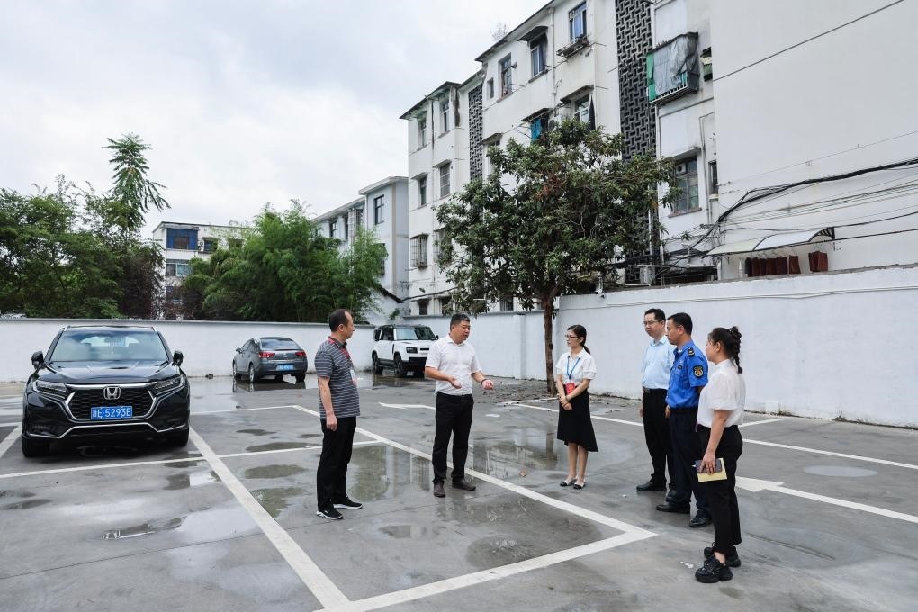 2024年9月11日，在浙江省湖州市，湖州吳興區(qū)人大代表、人大飛英街道工委代表及塔下街社區(qū)代表前往已改建的一處停車場(chǎng)進(jìn)行實(shí)地調(diào)研，監(jiān)督該改建項(xiàng)目的完成情況。新華社記者 徐昱 攝
