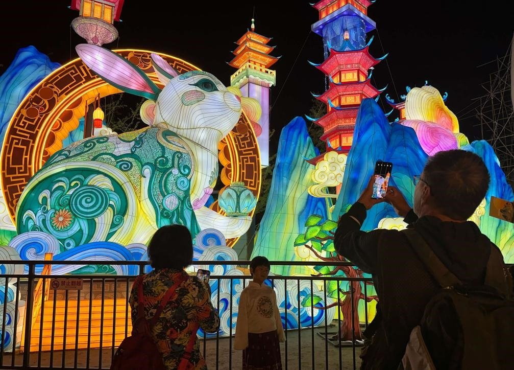 市民游客在2024年北京中秋國慶彩燈游園會欣賞彩燈。新華社記者楊淑君 攝