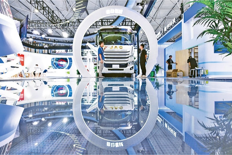 黨的二十屆三中全會提出，加快構(gòu)建促進(jìn)數(shù)字經(jīng)濟(jì)發(fā)展體制機(jī)制，完善促進(jìn)數(shù)字產(chǎn)業(yè)化和產(chǎn)業(yè)數(shù)字化政策體系。2024年8月28日至30日，2024中國國際大數(shù)據(jù)產(chǎn)業(yè)博覽會在貴州貴陽舉辦。圖為工作人員在介紹無人駕駛重型卡車。 新華社記者 楊文斌/攝