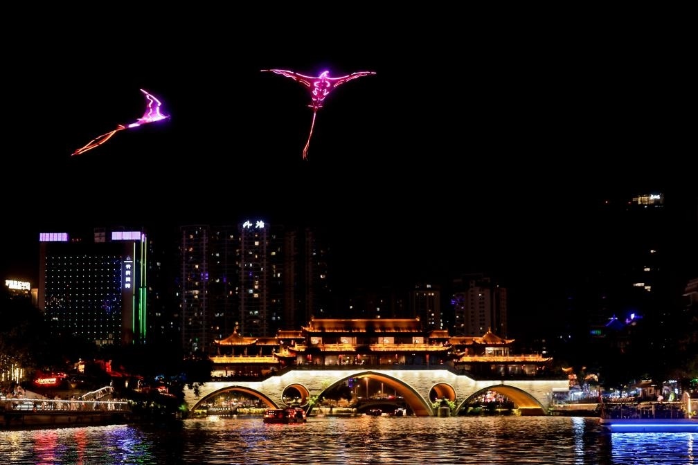成都“夜游錦江”低空飛行裝置與游船伴飛。（唐斌治 攝）