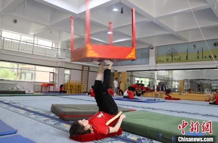 9月13日，美國雜技學(xué)員杰克正在中國“雜技之鄉(xiāng)”吳橋練習(xí)“蹬技”。 馬天龍 攝