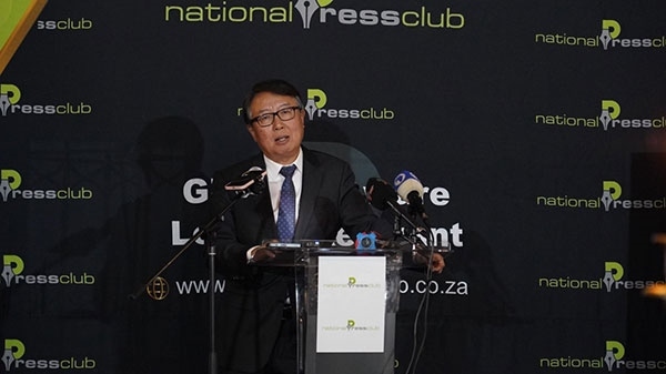 駐南非大使吳鵬出席中國駐南非使館同南國家新聞俱樂部聯(lián)合舉辦的中非合作論壇峰會(huì)成果宣介會(huì)并發(fā)表主旨講話。人民網(wǎng) 劉暢攝