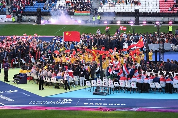 中國選手參加閉幕式。人民網(wǎng)記者 于超凡攝
