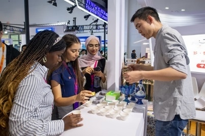 觀眾正在品嘗伊朗的藏紅花茶。人民網(wǎng)記者 翁奇羽攝